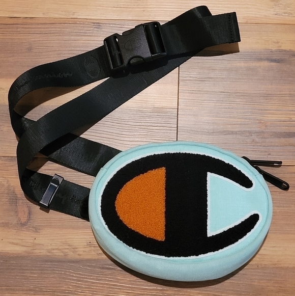 CHAMPION Multi Purpose Belt Bag, Adjustable Logo Strap, Snap Buckle, Zip Closure - Picture 4 of 9